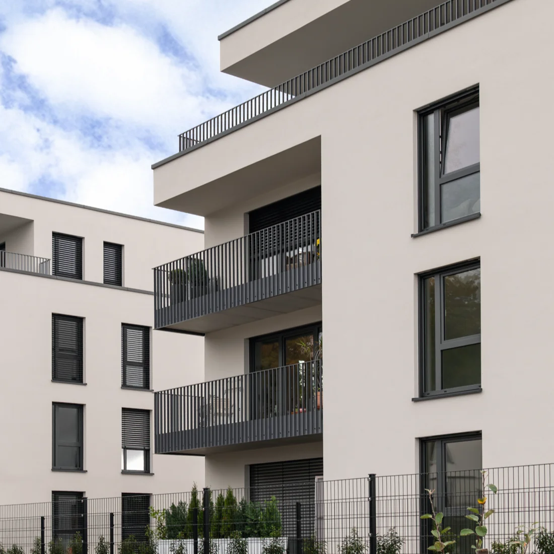 Moderne Wohnanlage der Architekten solidarc in Oerlinghausen, welche mit dem Stabgeländersystem LAMINA von Abel Metallsysteme ausgestattet ist.