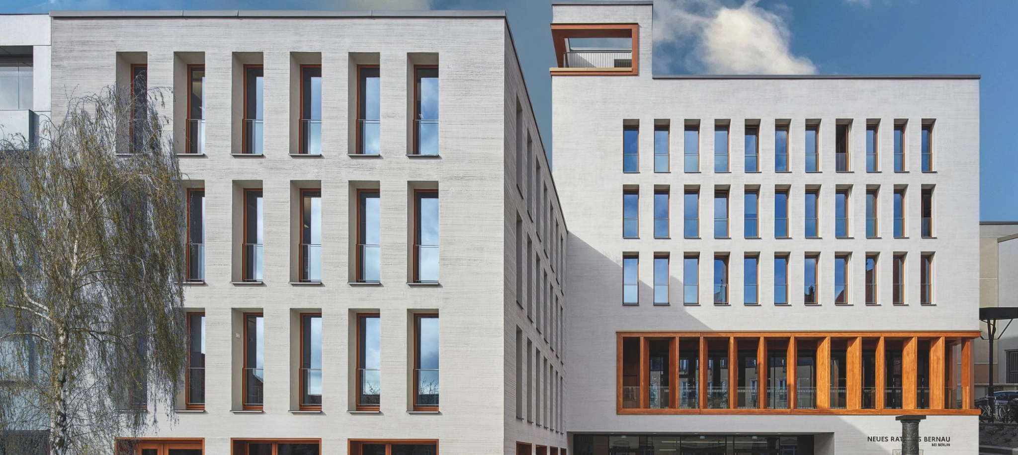 Das Rathaus Bernau zeichnet sich durch eine moderne, helle Fassade mit schlichten, hohen Fenstern aus. Die integrierten Absturzsicherungen „VITRUm“ von Abel bieten dabei Sicherheit, ohne die Ästhetik zu beeinträchtigen.