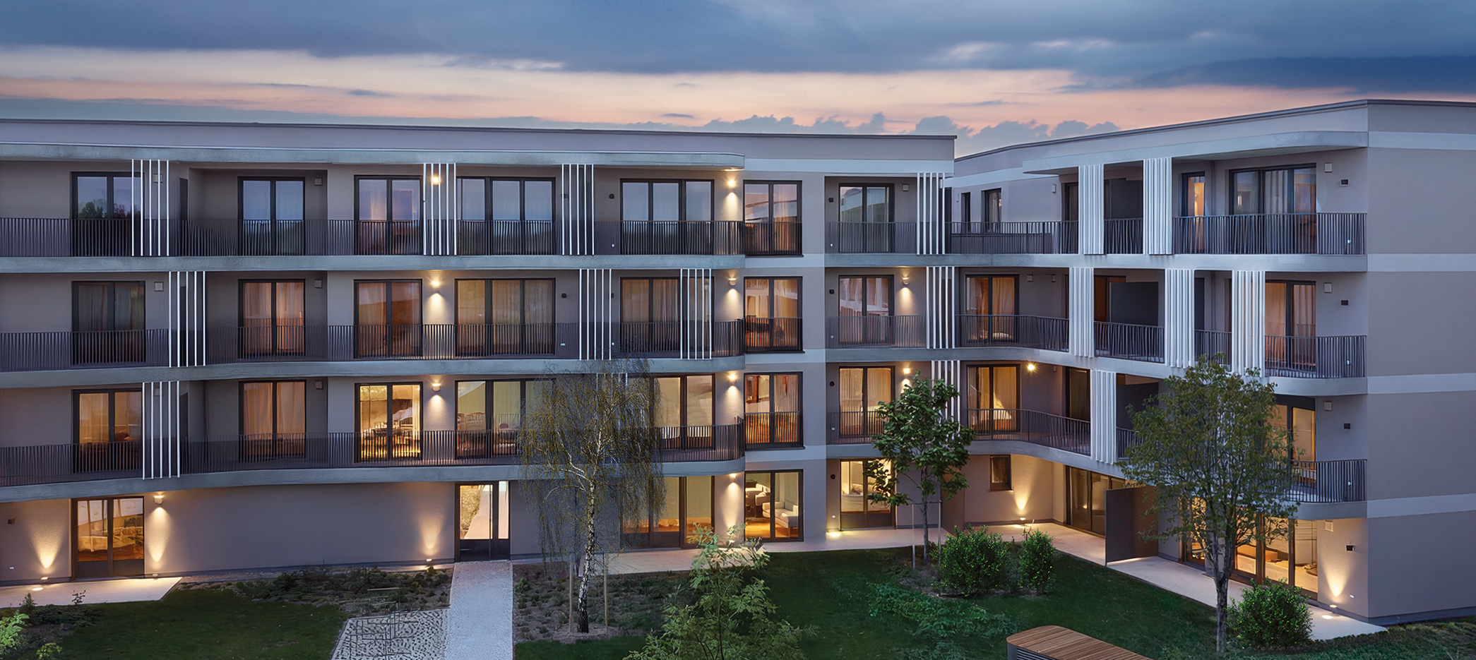 Moderne Wohnanlage Quartier Mittenheim in Oberschleißheim, welche mit dem Stabgeländersystem SIMPLUM von Abel Metallsysteme ausgestattet ist.