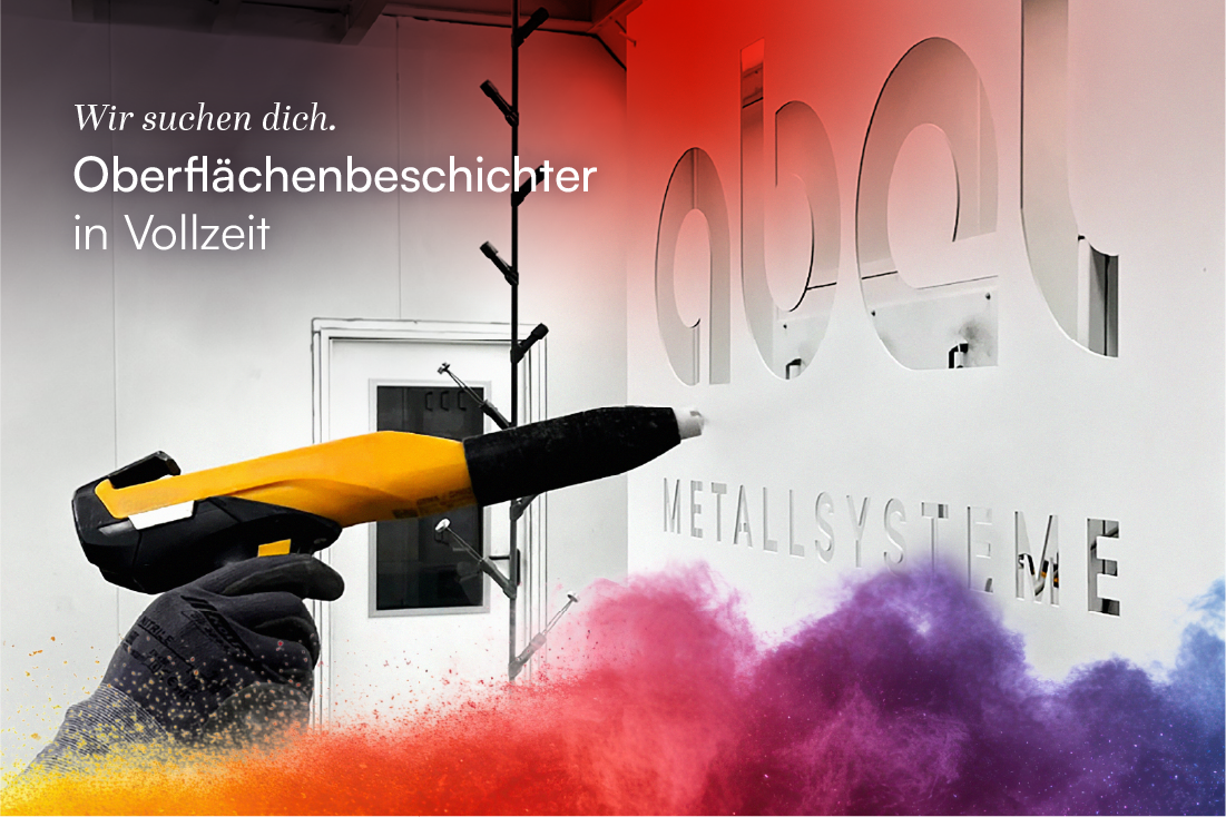 Das Bild zeigt das ausgelaserte Abel-Logo, das sich in der Phase der Pulverbeschichtung befindet. Das metallene Logo ist präzise und sauber herausgelasert, und die glatte Oberfläche wird gleichmäßig mit Pulver beschichtet, um eine schützende und optisch ansprechende Schicht zu schaffen. Die Pulverbeschichtung verleiht dem Logo eine matte oder glänzende Textur, je nach verwendeter Farbe, und sorgt für eine robuste, witterungsbeständige Oberfläche. Im Hintergrund könnten Teile der industriellen Umgebung einer Beschichtungsanlage zu sehen sein, was den technischen Prozess der Veredelung unterstreicht.